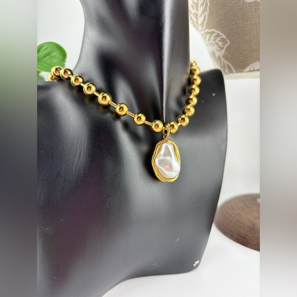 Gold Beaded Necklace with Irregular Pearl Pendant ✨ - Picture 4 of 8